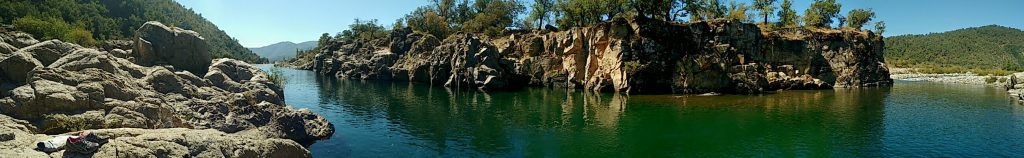 Aguapiedras: Río Achibueno con agua cristalina y rocas grandes